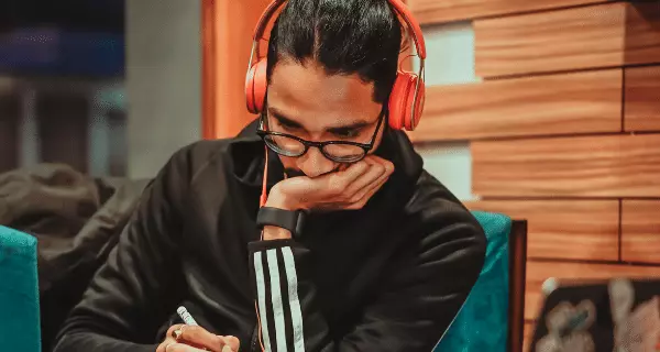 Person mit Kopfhörern. Foto: unsplash.com/Dollar Gill.